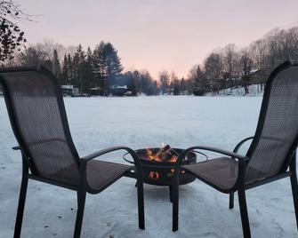 Cozy Waterfront Getaway!! Unwind, Explore, and Reconnect with Nature! - Brownsburg-Chatham - Patio