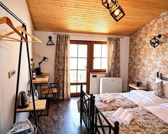 Berkri Gastro Yard & Guest House - Yenokavan - Habitación