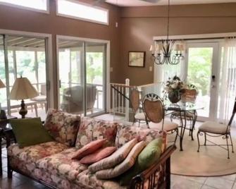 Views to Die For - Relax on 2 decks + Screen Porch; 1 mile to Pleasant Hill ramp - Jamestown - Living room