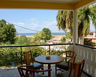Coastal DeLuxe at The Blue Orchid B&B with Pool - Bahía Montego - Balcón