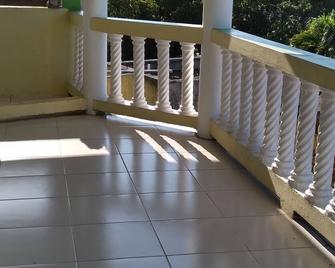 Breezy Inn overlooking the valley and the mountains. You will have own privacy. - Bamboo - Balcón