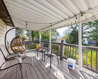 Inviting St Louis Home with Deck Near Forest Park! - Mehlville - Balcón