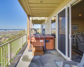 Quiet Waterfront Escape with Hot Tub and Beach Access! - Gold Beach - Balcón