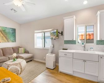 359sb: Triplex Unit B, Upper Leve, 2.5 Blocks To Beach +wifi, - 359 Sumner B - Avalon - Wohnzimmer