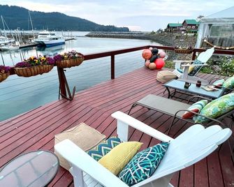 2 night minimum on Waterfront Suite with private deck at boat harbor entrance - Seldovia - Balcón