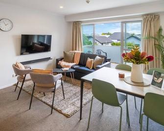 Sophisticated Single Level 3 Bed 1 Bath with Carpark - Christchurch - Dining room