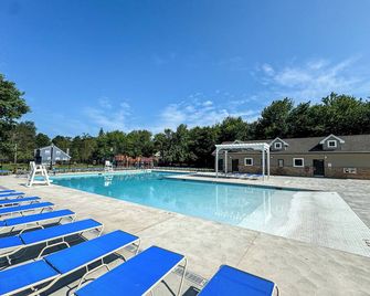 Ev Charger, Community Pool, Movie Screen, Fireplace, Firepit, Foosball - Tobyhanna - Pool