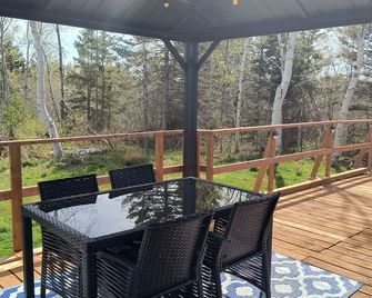 Cozy 2 bedroom 1 bath cottage in Grand Tracadie, PEI minutes away from the beach - York - Balcony