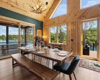 Black Bear Blue Heron by AvantStay 2 Lakefront Homes Sleeps 43 Pool Dock Theater - Lake Norman of Catawba - Dining room