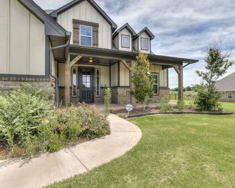 Family-Friendly Luxury- 5BR Home near Woodlands - Edmond - Building