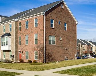 Modern Home w/ Great Amenities - West Chester - Building