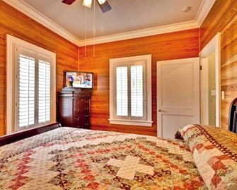 Casa de Rosalie by AvantStay Great Location w Pool BBQ Outdoor Dining Month Long Stays Only - Key West