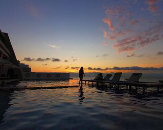 Hotel Poseidon - Manta - Zwembad
