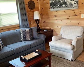Moore Road Cabin 1 Pet Friendly - Tryon - Sala de estar