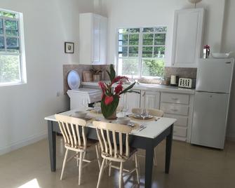 Boutique apartment with pool & Caribbean sea views, Mero, Dominica - Méro - Dining room