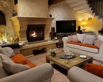 Le Mas des Oliviers: heated swimming pool, 5 air-conditioned bedrooms 5 bathroom-wc - Cavaillon - Huiskamer