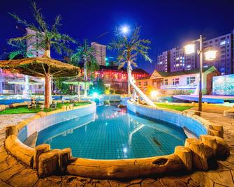 Beiguo Hot Spring Hotel - Daqing - Pool