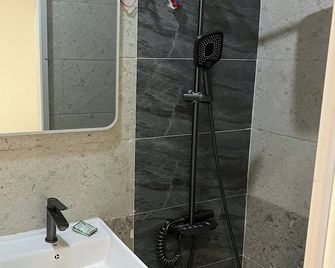 Hilary Hotel - Su Van Hanh Q10 - הו צ'י מין סיטי - חדר רחצה