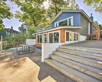 Lakefront Battle Creek Home w/ Fishing Dock! - Battle Creek - Building