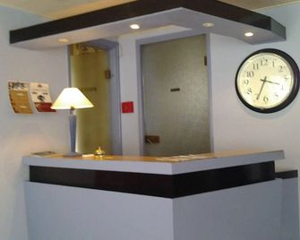 Modern'Hotel - Valenciennes - Front desk