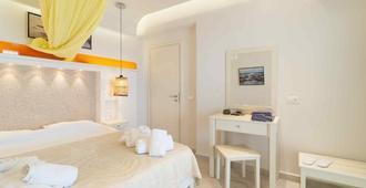 Villa Adriana Hotel - Agios Prokopios - Schlafzimmer