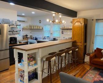 The Blue House: Hot Tub, Fire Pit + Prime Location - Mt Pocono - Cocina