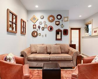Super cute 2 bedroom suite in Point Grey - バンクーバー - リビングルーム