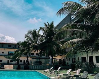 SkyBridge 2-Bedroom Apt. in central Monrovia with WiFi, Pool & Beach access. - Monrovia - Pool