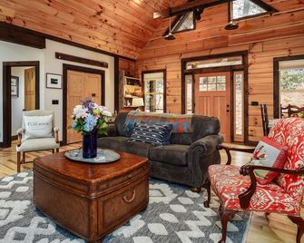 Private Cabin of Rustic Elegance with Modern Amenities in the Heart of Flat Rock - Flat Rock - Living room