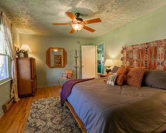 Creekside Paradise - A Peaceful Family Focused Retreat on a Flowing Creek - Sparta - Bedroom