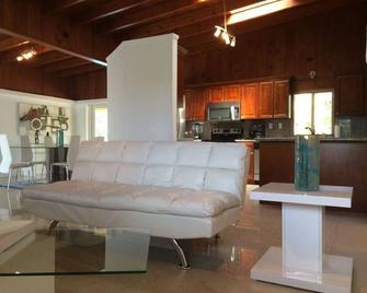 Garden in Beautiful Pinecrest - Pinecrest - Living room