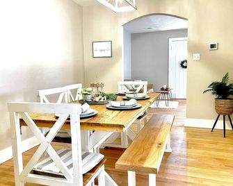 Central Location/3 miles to Beech Bend & WKU /Garage/Firepit /King Bed/Games+ - Bowling Green - Dining room