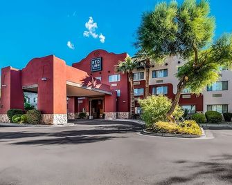 Trip to Arizona On The Budget, Stay at Red Lion Inn & Suites Goodyear Phoenix! - Goodyear - Budova