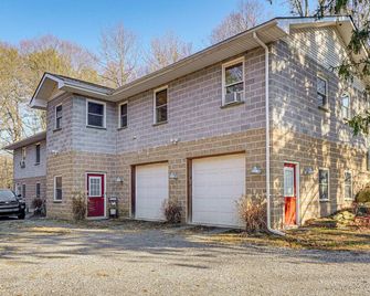 Near Historic Sites Bright Hyde Park Guest Suite - Hyde Park - Building