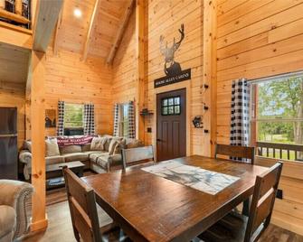 Moose Alley Northwood Cabin - Pittsburg - Comedor