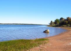 Grandview Beach Cottage, 3 brm , 2 baths, 10Km from S'side, Kayaks. - Miscouche