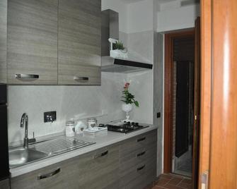 Giramondo Luxefierairport - Fiumicino - Kitchen