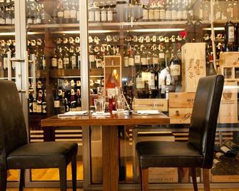 Caribbean Club Luxury Condo Hotel - George Town - Бар