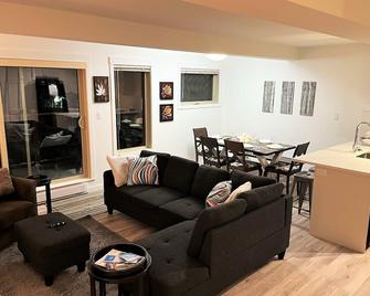 Renovated 3 bedroom condo, lower village, steps from the gondola and Toby pool. - Panorama - Living room