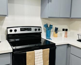 Modern apt/King bed/Free parking/Wi-fi - Brownsville - Kitchen