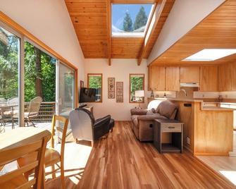 McKenzie Bridge River's Edge Retreat, a cozy cabin on over two acres - McKenzie Bridge - Living room