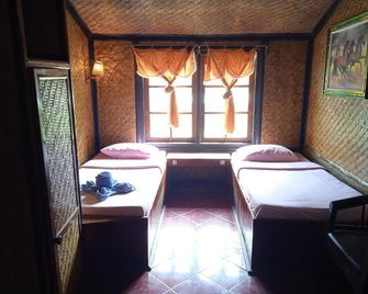 Hotel Yoschi - Probolinggo - Bedroom