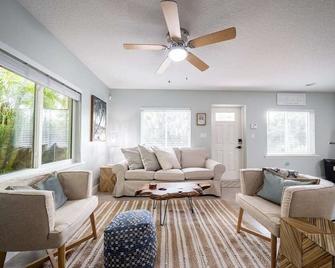 Beach house w/Putting Green/Game Rm/Rooftop Deck - Cocoa Beach - Living room