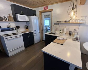 Cozy Cabin 20m South of Tobermory-firepit, yard & gorgeous backyard spa - Northern Bruce Peninsula - Kitchen