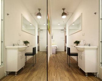 Apple Inn (Causeway Bay) - Hong Kong - Bathroom