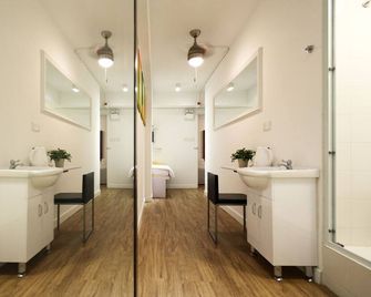 Apple Inn (Causeway Bay) - Hong Kong - Bathroom
