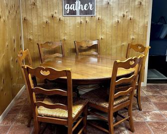 Walnut Getaway Is A Family-Friendly Home Away From Home. - Many - Dining room