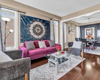 Modern 4BR Retreat w/ Hot Tub & Style | Central Oshawa Getaway - Oshawa - Salon