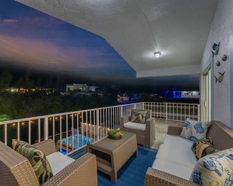 Luxury 4B/3B, Private Canal, Kayaks, 13 ft Hot Tub, 4 H Mini-Golf & Pedal Boat. - Tavernier - Балкон