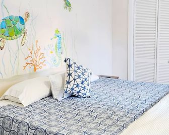 Suite#5 Nice Room just 4 min Walk to West Bay Beach - West Bay - Bedroom